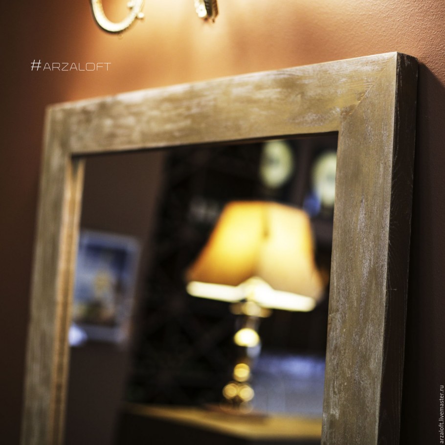 Зеркало в деревянной раме