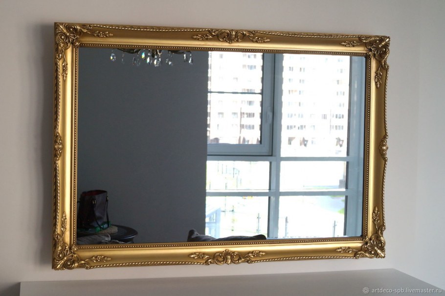 Зеркало в резной раме старое