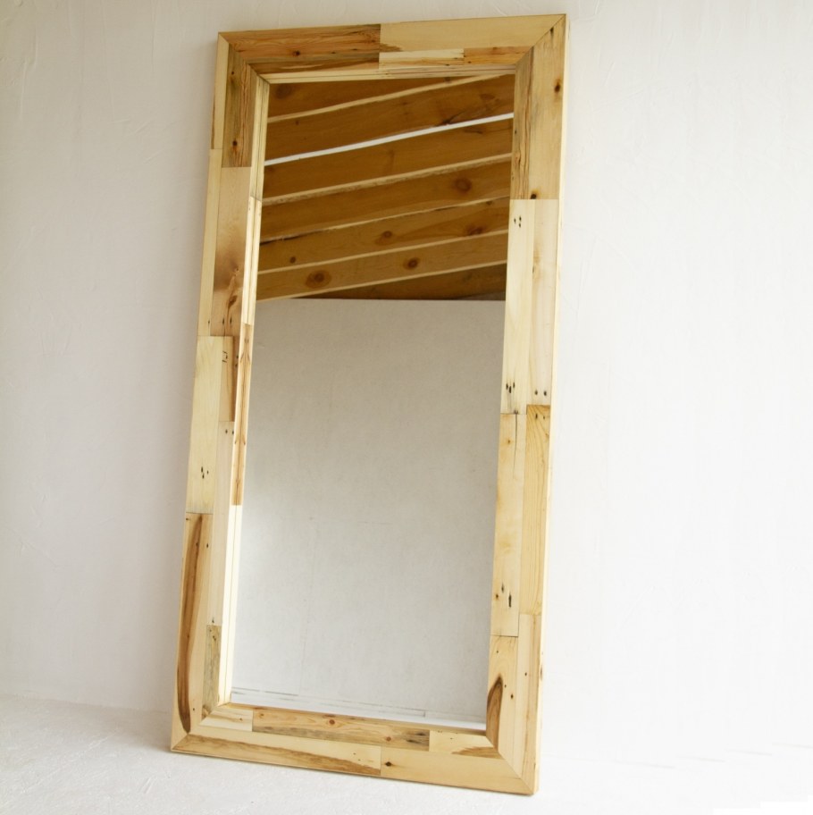 Зеркало в раме из дерева