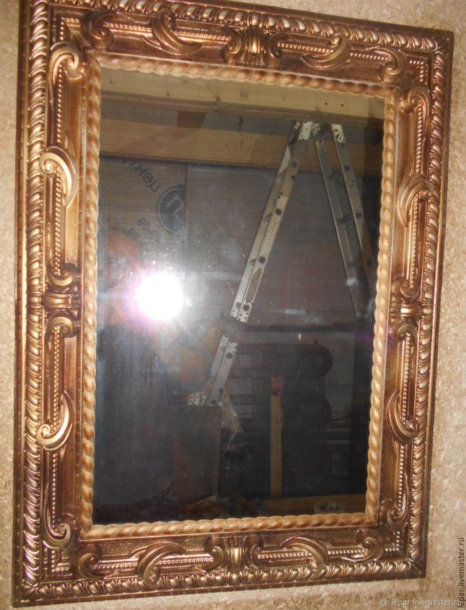 Зеркало настенное в резной раме