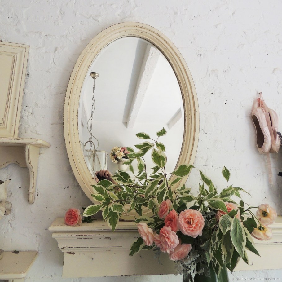 Зеркало в белой деревянной раме