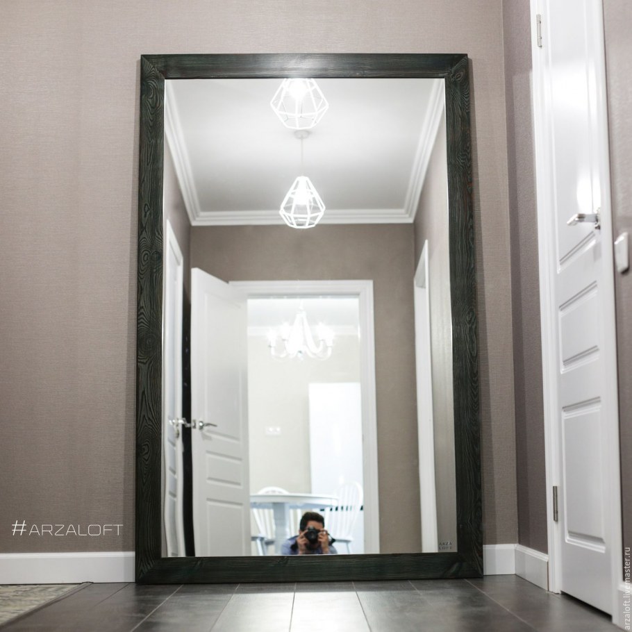 Зеркало напольное в деревянной раме