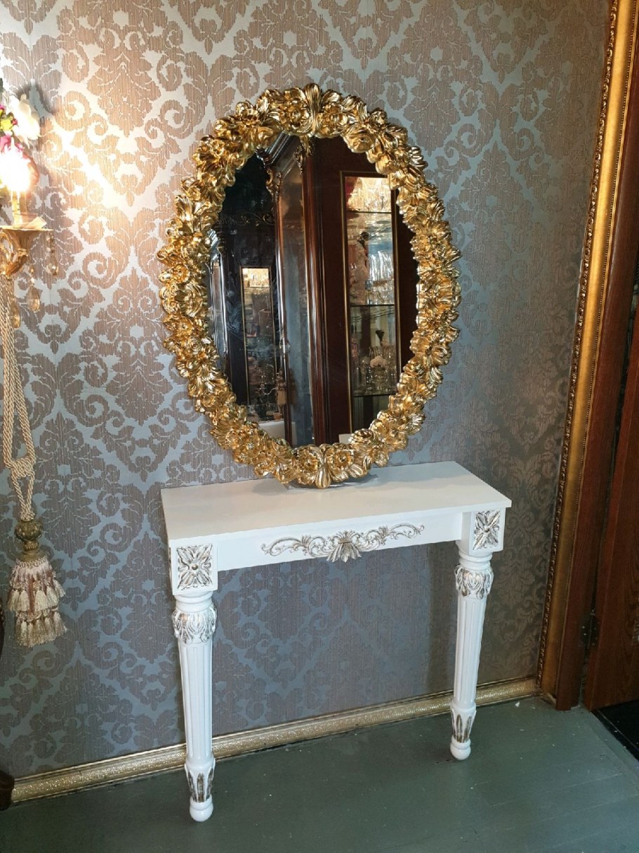 Зеркало в раме в классическом стиле