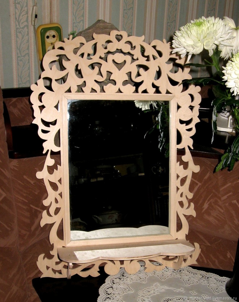 Зеркало в раме из старой доски