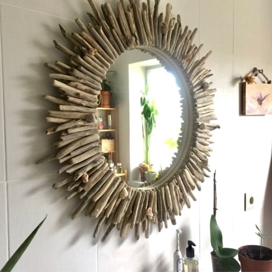 Зеркало в резной деревянной раме