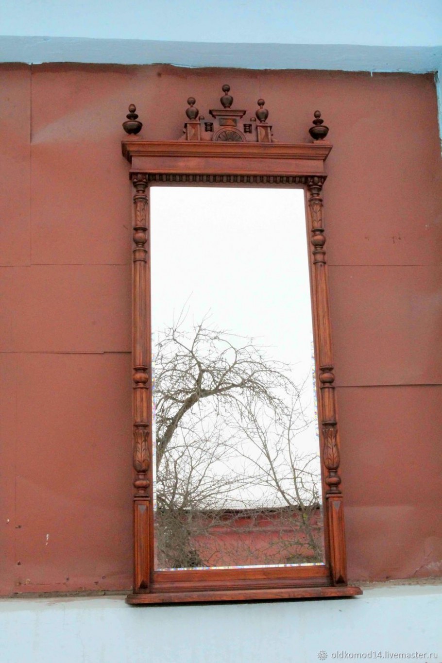 Зеркало в резной деревянной раме