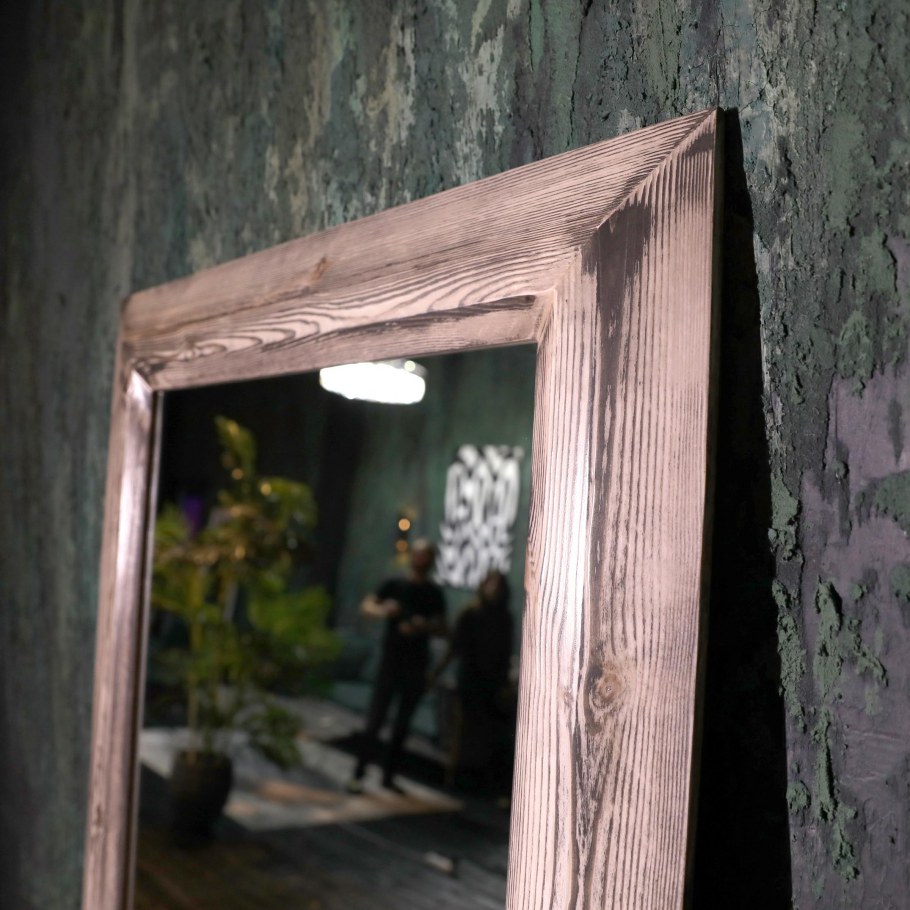 Зеркало с деревянной рамой