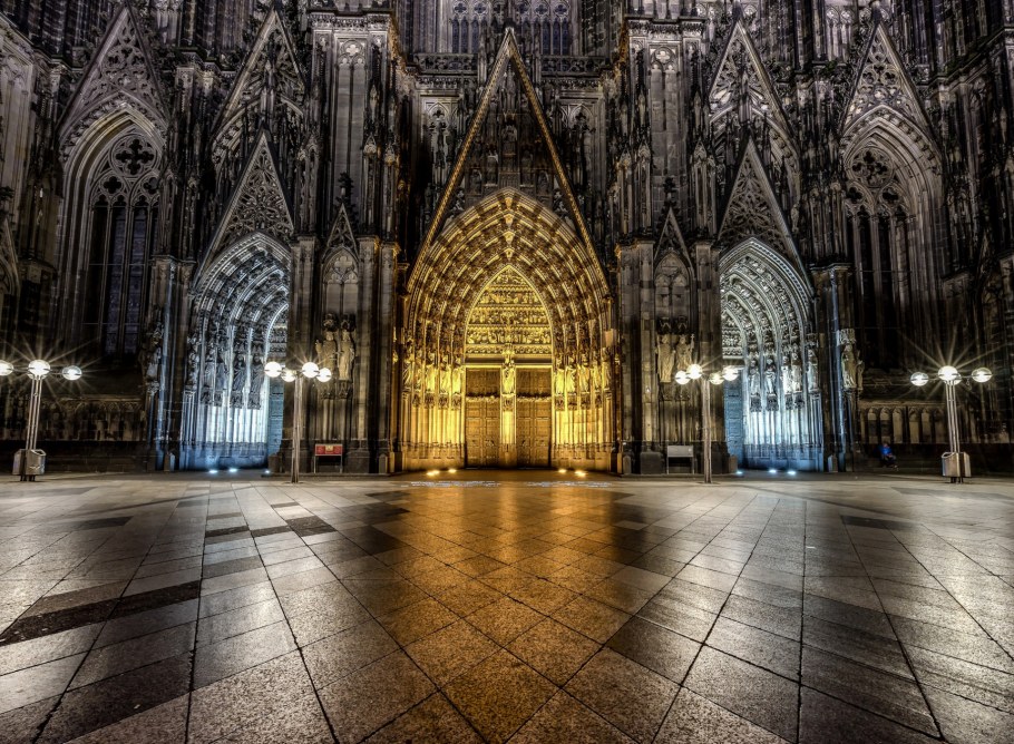 Готический собор лестница