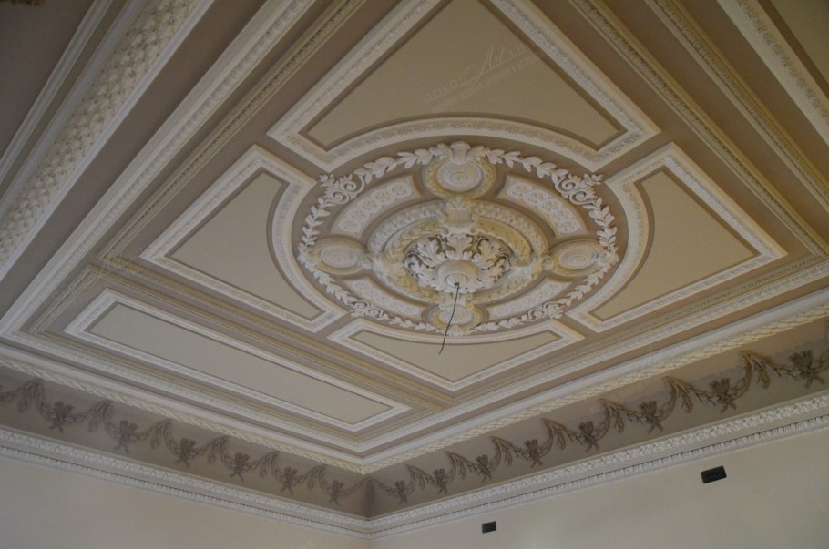 Гипсовая лепнина на потолке