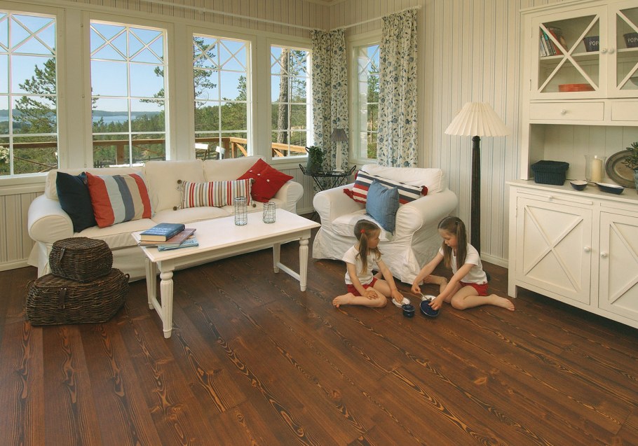 Крашеный дощатый пол в интерьере