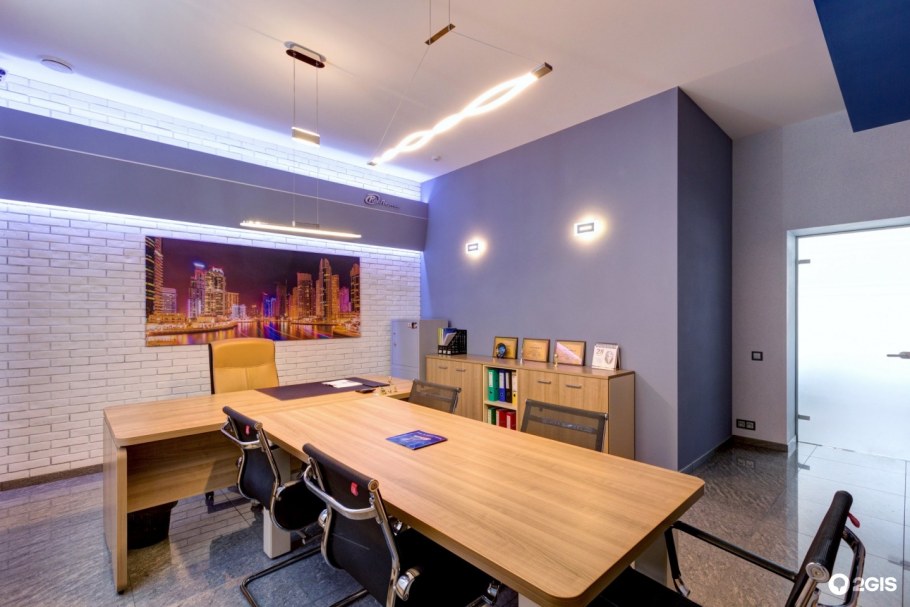 Вестибюль офиса в бежевых тонах