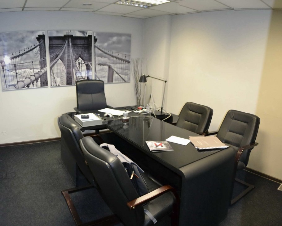 Офис агентства недвижимости с клиентами