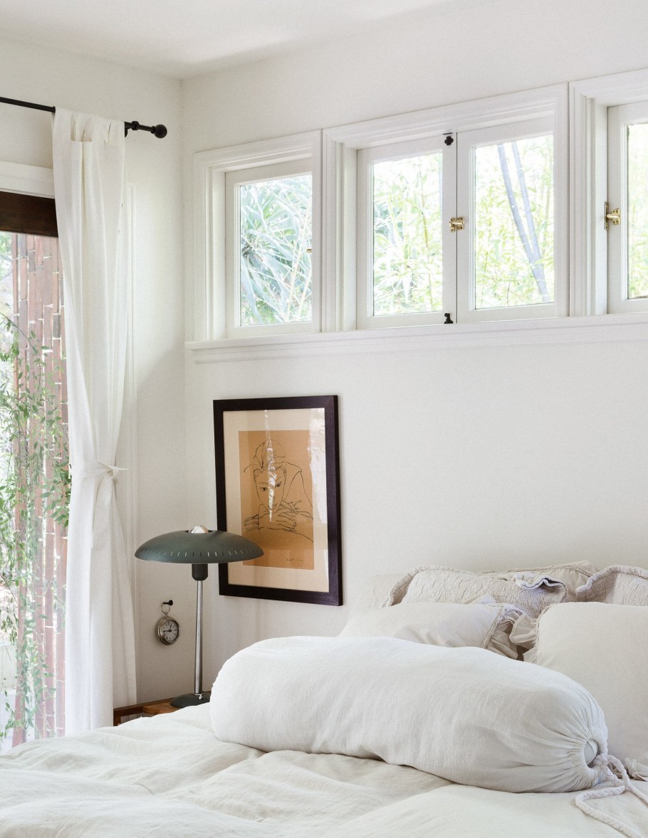 Горизонтальное окно в спальне