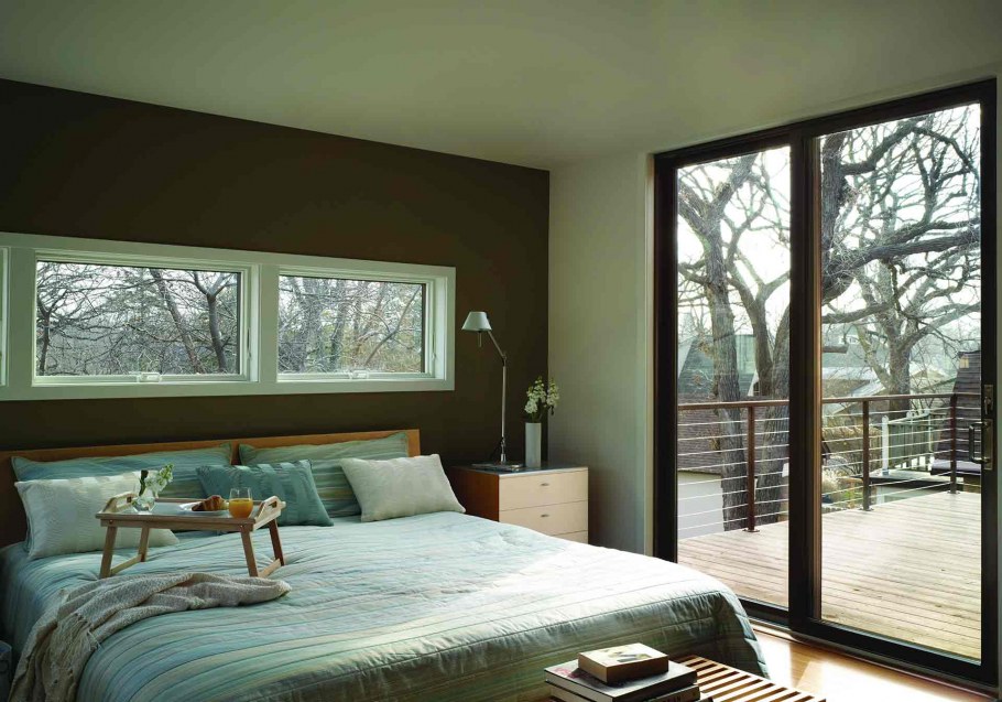 Горизонтальное окно в спальне