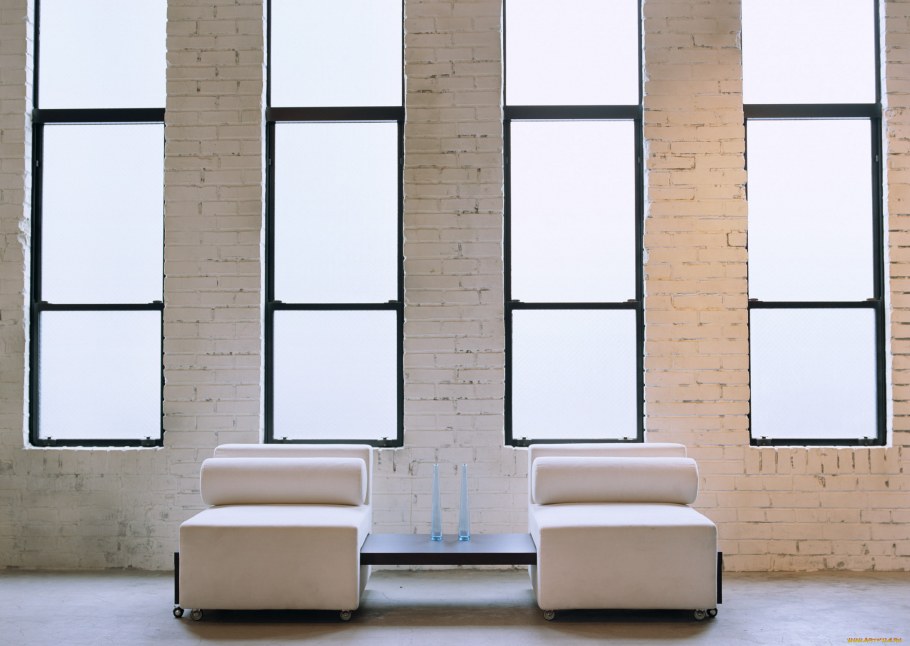 Узкое длинное окно