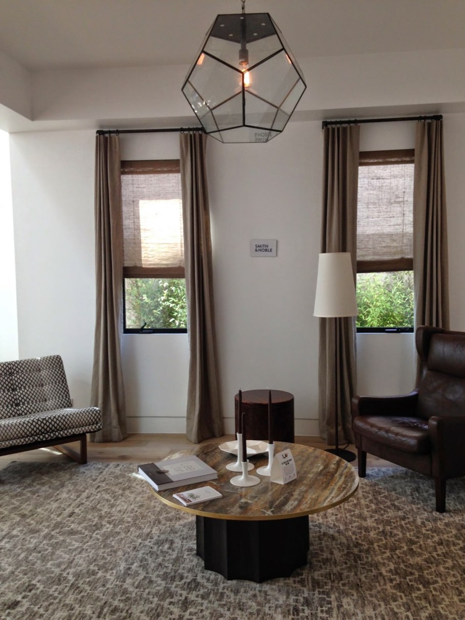 Узкие высокие окна