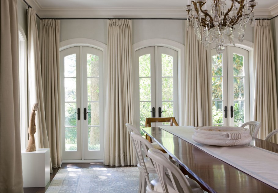 Шторы на арочные окна в классическом интерьере