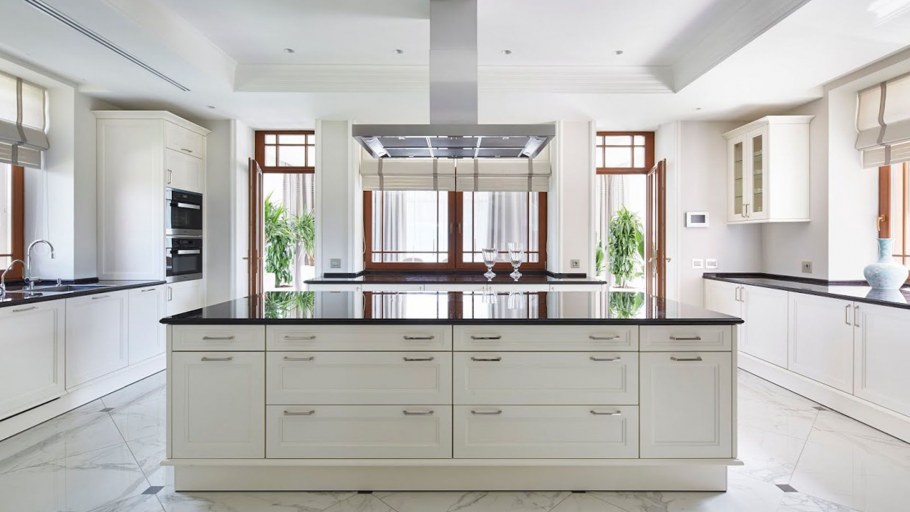 Кухня-столовая с островом Неоклассика