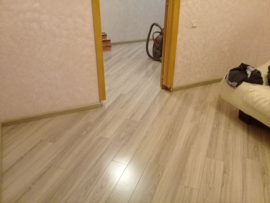 Ламинат в дверном проеме