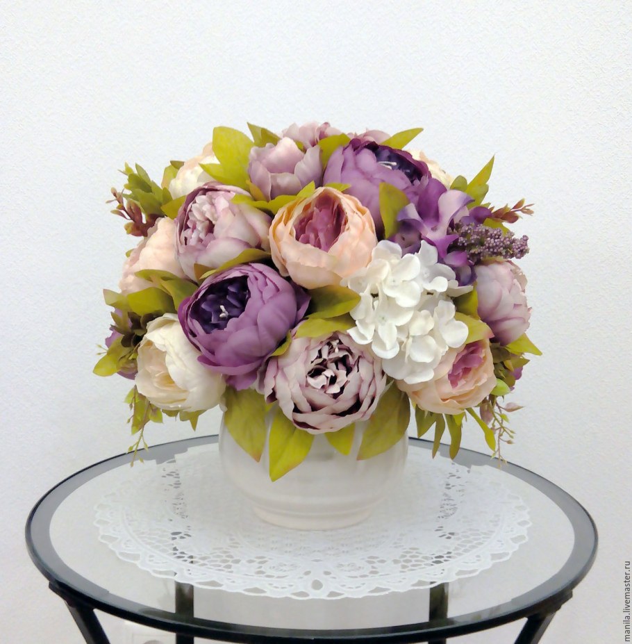 Напольная композиция из искусственных цветов