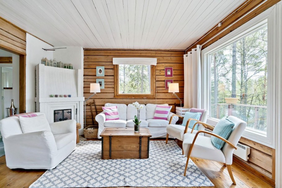 Белая гостиная в деревянном доме