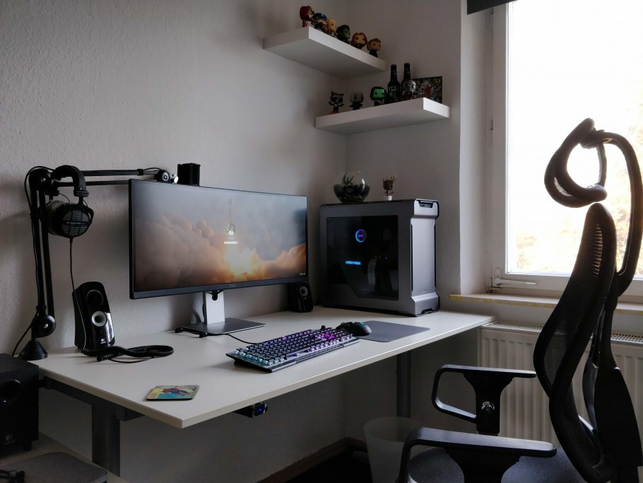 Компьютерное место в комнате