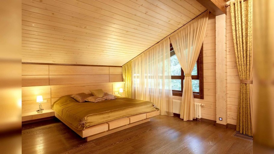 Спальня в доме из профилированного бруса