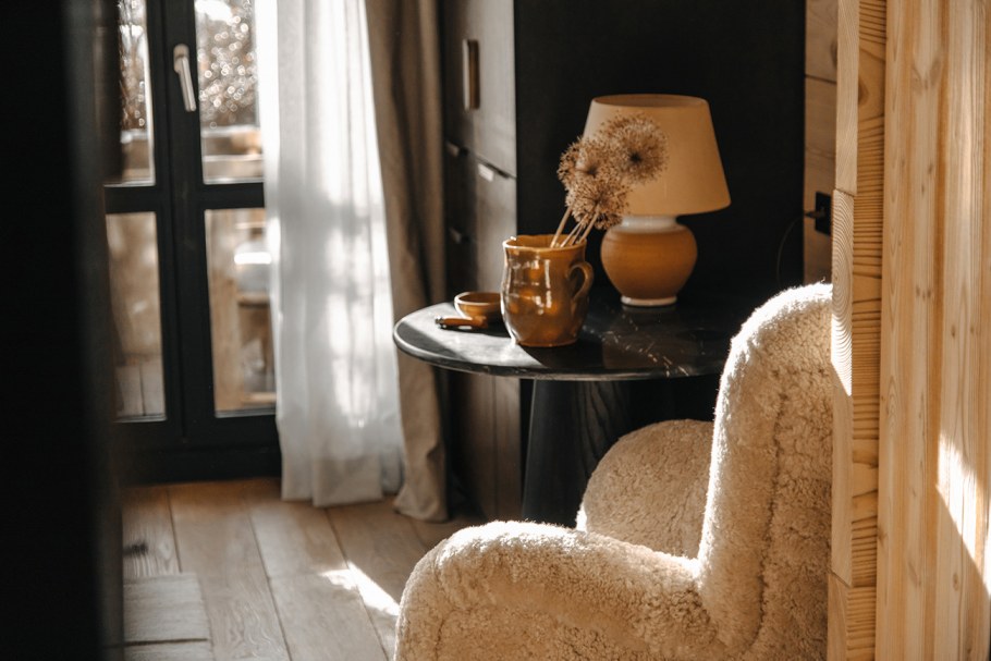 Современная спальня в коричневых тонах