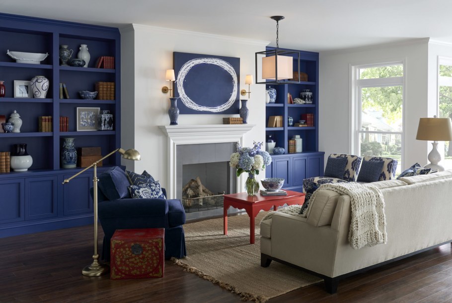 Синяя кровать в спальне