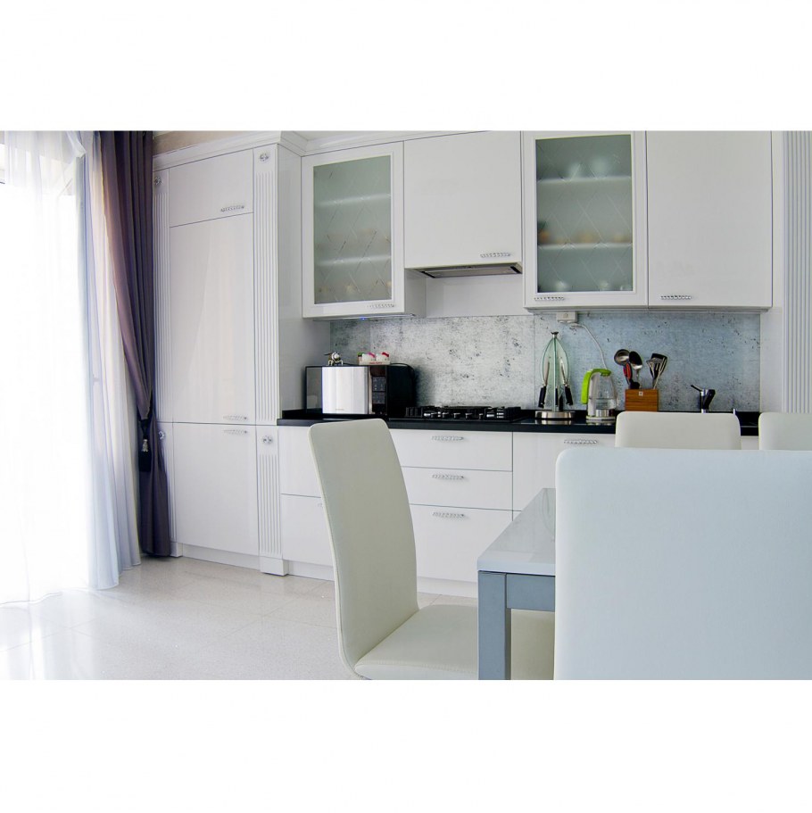 Белая кухня с гладкими фасадами
