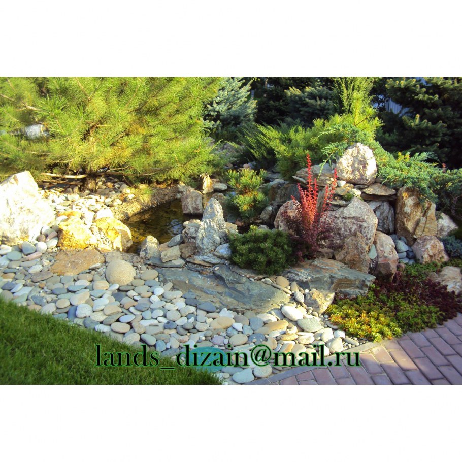 Альпийская горка с камнями и корягами