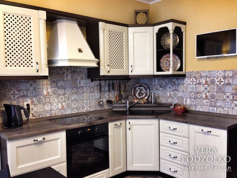 Кухня с восточным фартуком