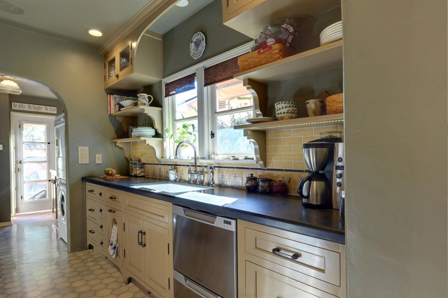 Открытые полки на кухне в марокканском стиле