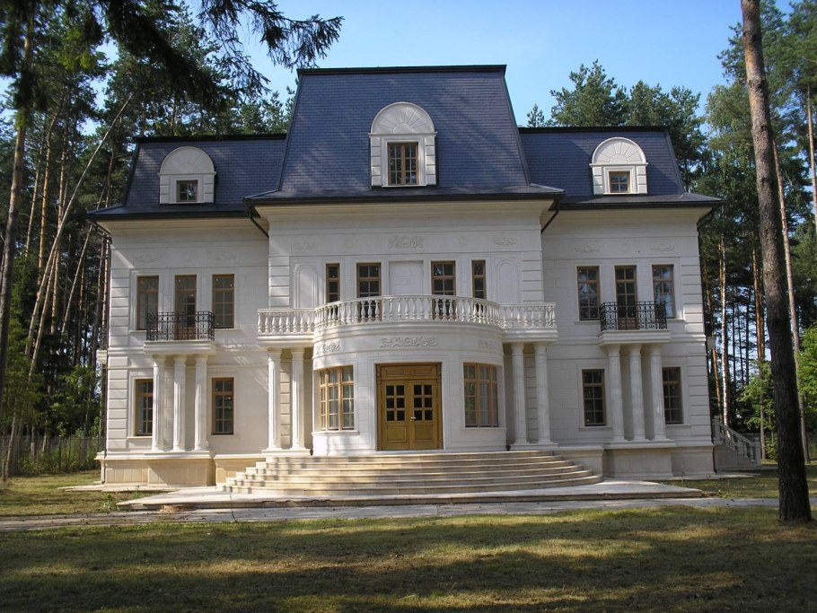 Особняк из белого камня