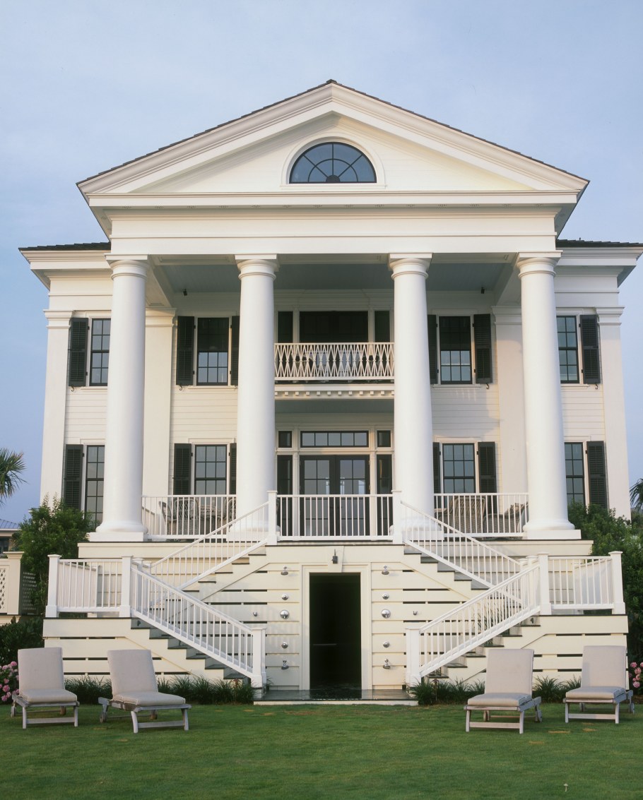 Фасад дома с колоннами