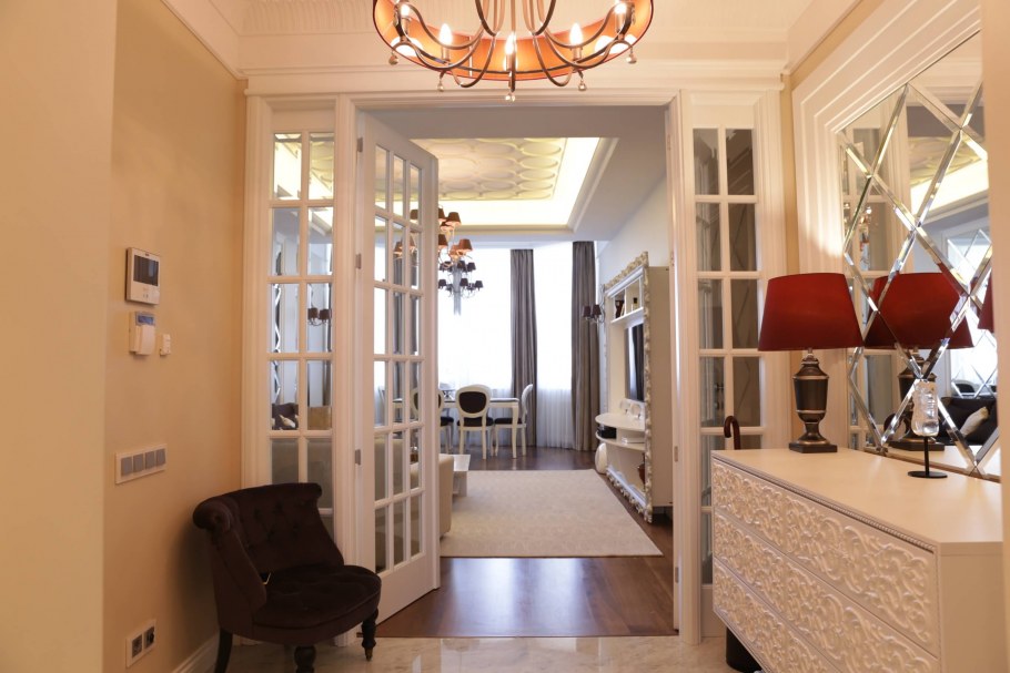 Интерьер большой прихожей в частном доме