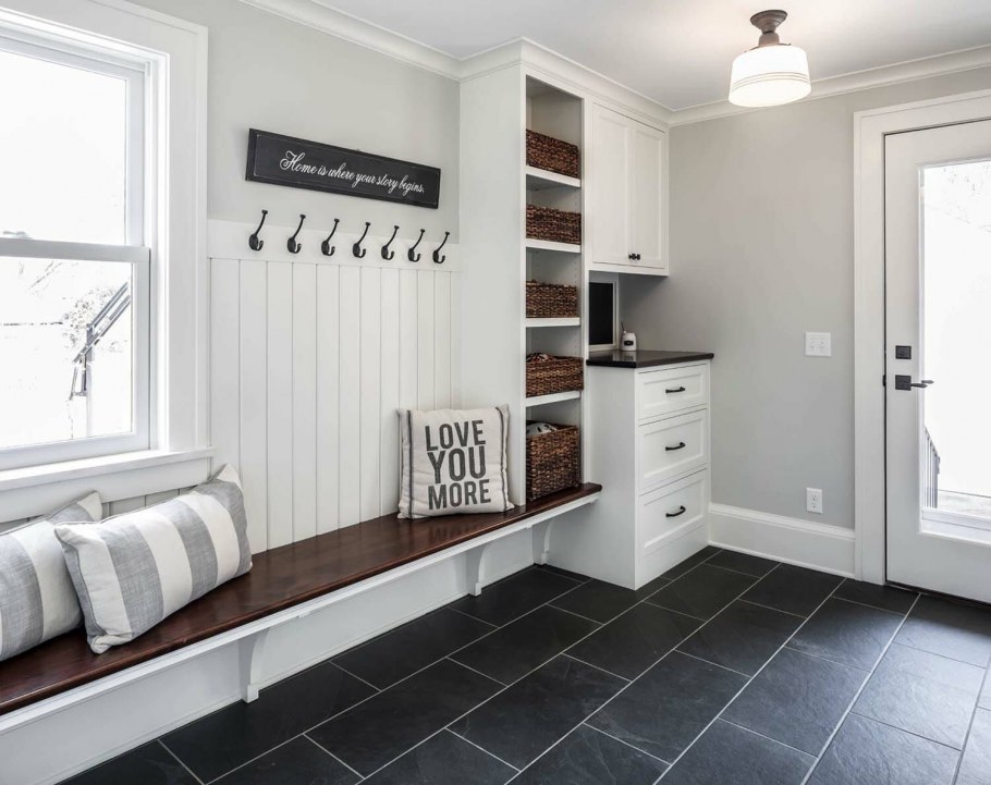 Прихожая в европейском стиле
