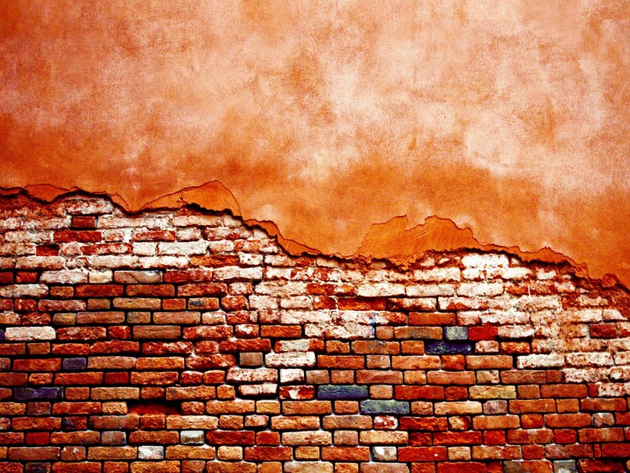 Штукатурная кирпичная стена