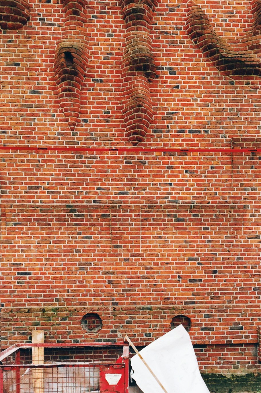 Белая кирпичная стена