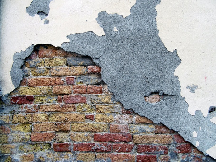 Разрисовать стену из кирпичей