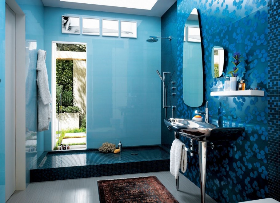 Ванная комната в темном синем цвете