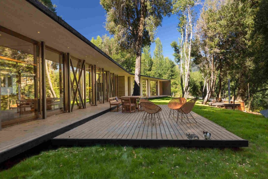 Веранда на берегу озера