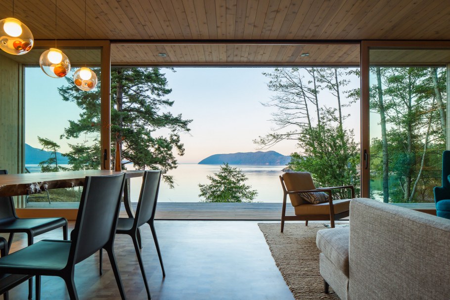 Веранда на берегу моря