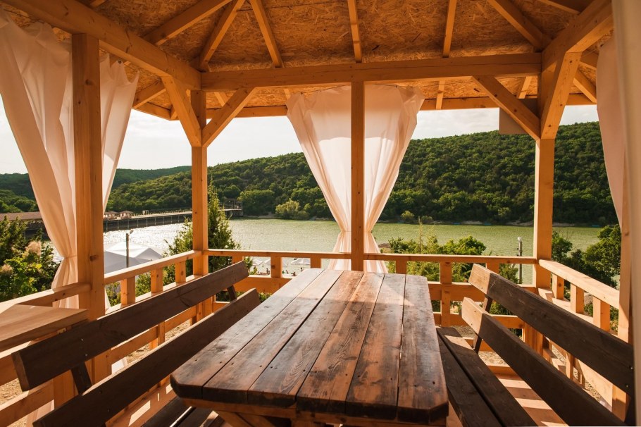 Беседка у озера