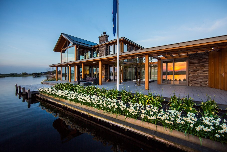 Современный дом у озера