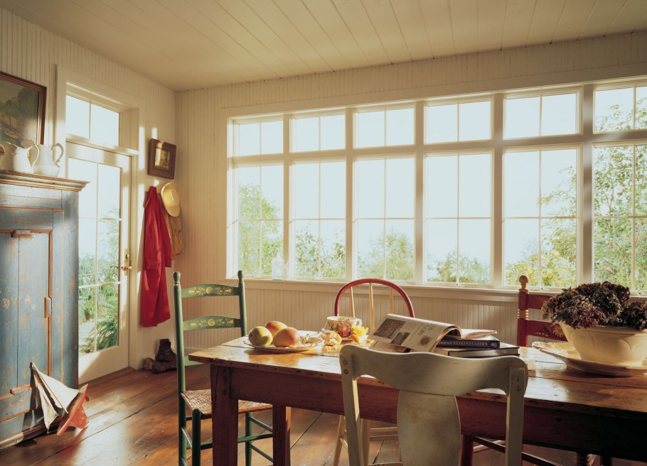 Свет из окна в темной комнате