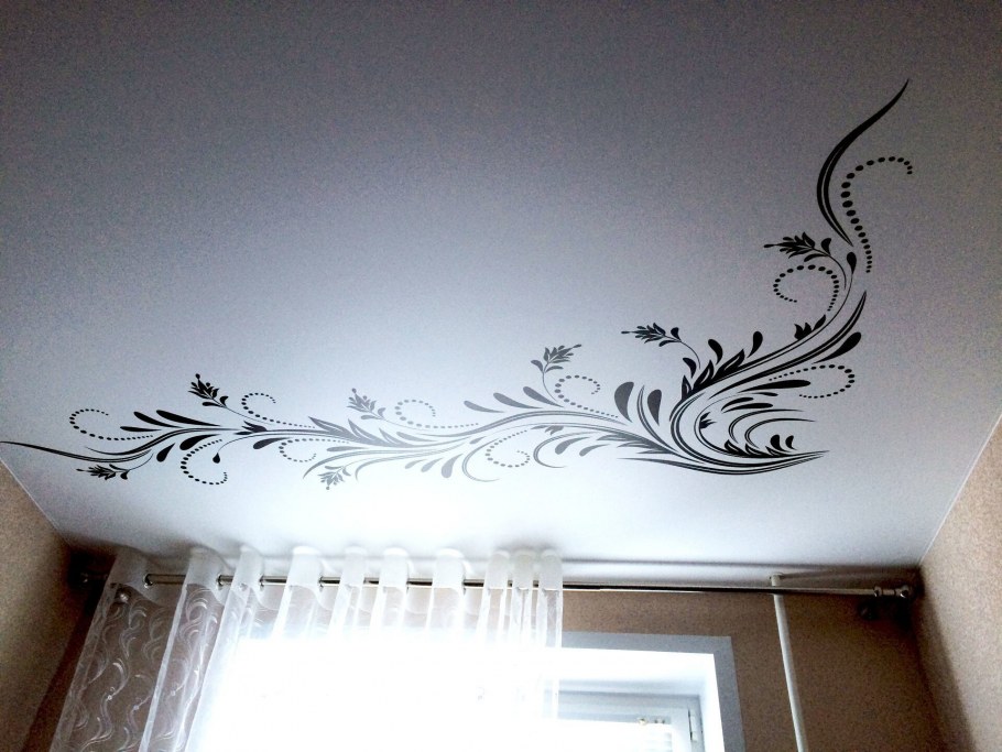 Натяжные потолки с бабочками