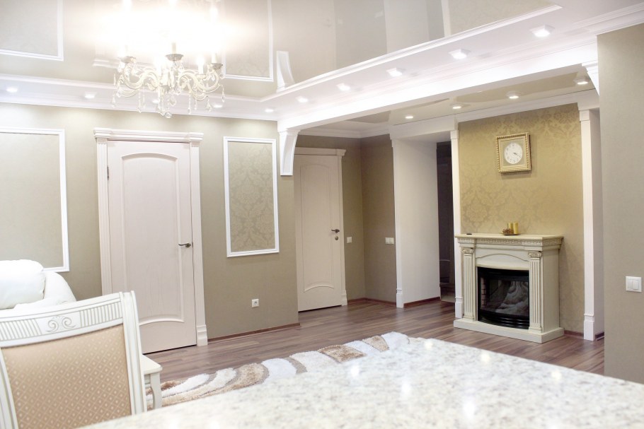 Натяжные потолки в классическом стиле в гостиной