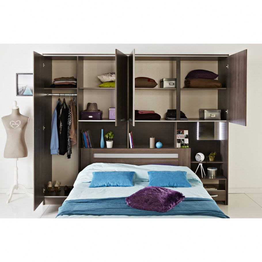 Шкаф с полками над кроватью