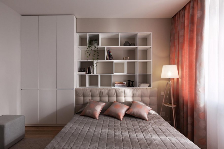 Стеллаж в изголовье кровати